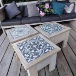 Carreaux ciment sur des tables basses