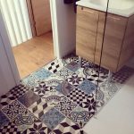 Sol de la salle de bain en carreaux ciment