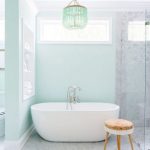 Salle de bains aux couleurs pastels
