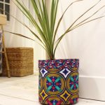 Cache pot avec des motifs