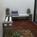 Des bancs en parpaing