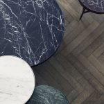 Table basse noire et blanche