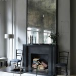 Grand miroir au dessus de la cheminé